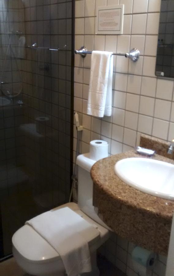 Holambra Garden Hotel Esterno foto A shower in a hotel bathroom